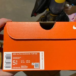 Nike Alpha Hurache turf shoes 5.5